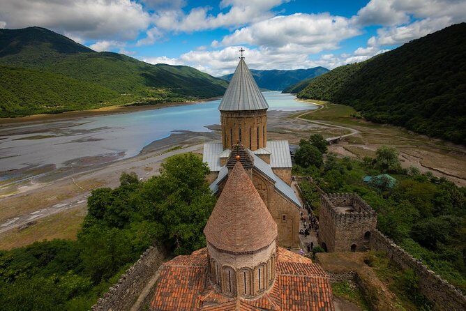 Adventure in Caucasus – Private Tour to Jinvali, Ananuri, Gudauri, Kazbegi - Stop 2: Ananuri Fortress Complex and the Aragvi Gorge Setting