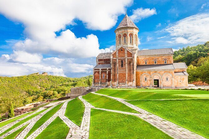 From Tbilisi: 4-day Tour in Georgia with Airport Transfers - Day 2: The Mountain Highway Day (Dam, Fortress, Big-View Stops)
