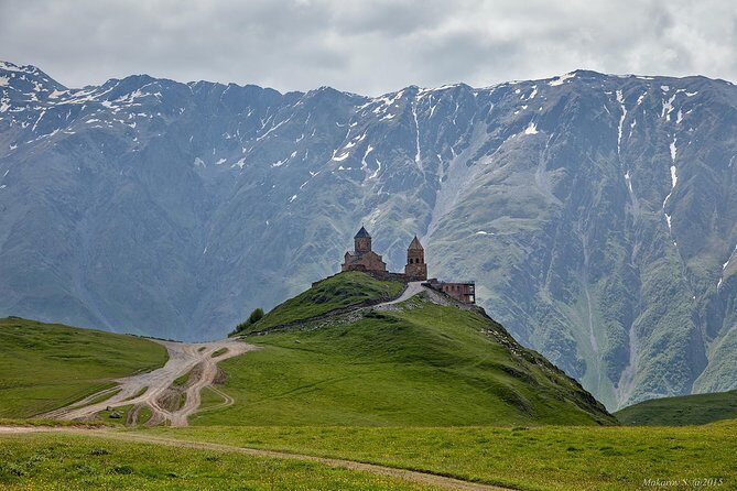 To The Majestic Kazbegi Full Day tour - Hotel-to-hotel Kazbegi: how the day stays organized